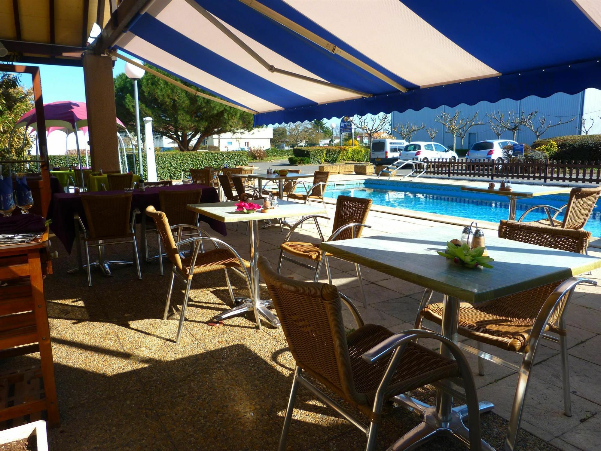 Le Roxane Hotel Saint-Laurent-des-Vignes Exterior foto